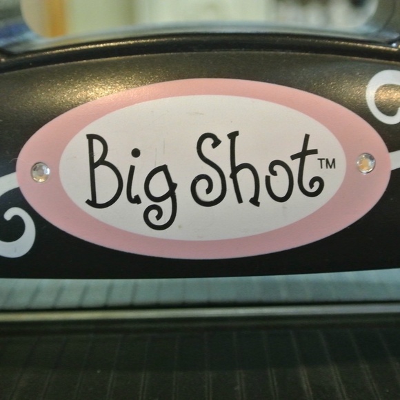BIG SHOT DIE CUT AND EMBOSSING MACHINE - Picture 2 of 4